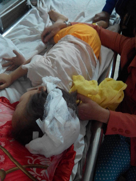 3 đứa con suýt chết thảm vì mẹ cặp bồ trai trẻ